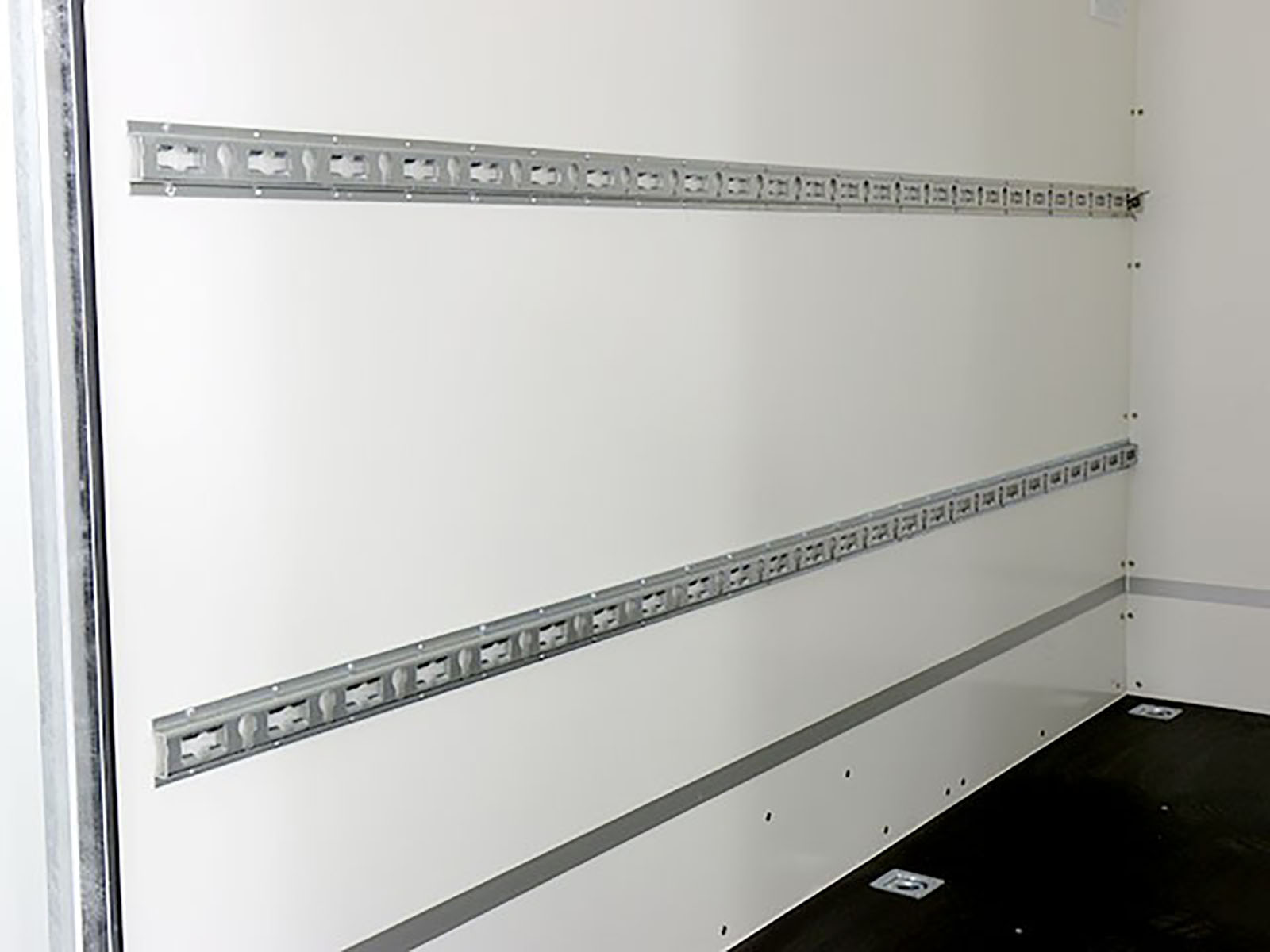 Blyss Kofferanhänger 146x304cm – 1,3t ZGWZ · Höhe 180cm · Heckklappenrampe – Bild 8